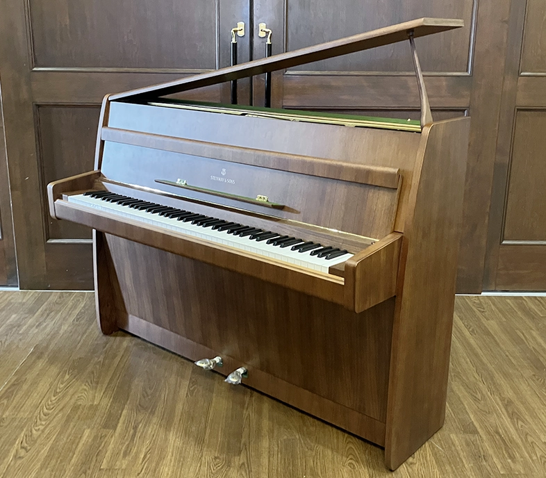 スタインウェイ F-104